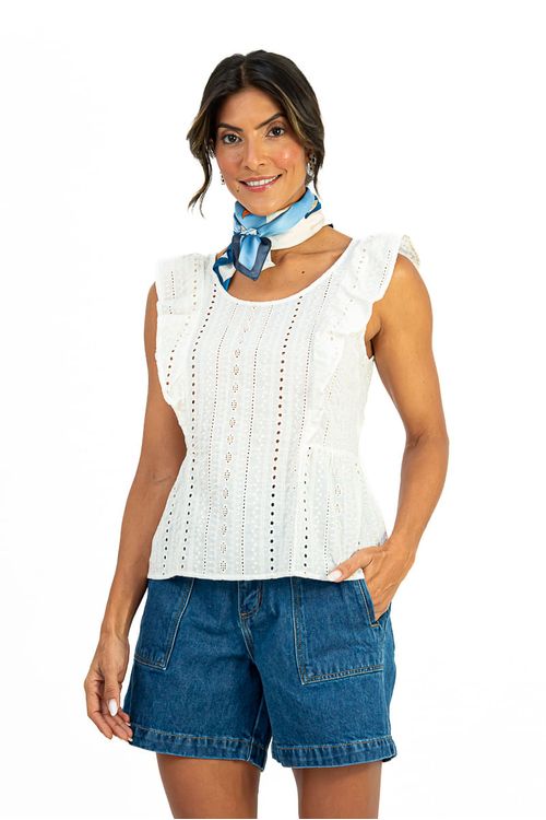 Blusa de algodão laise branca com listras perfuradas e babado peplum vista frontal, com decote em U e sem mangas, combinada com shorts jeans