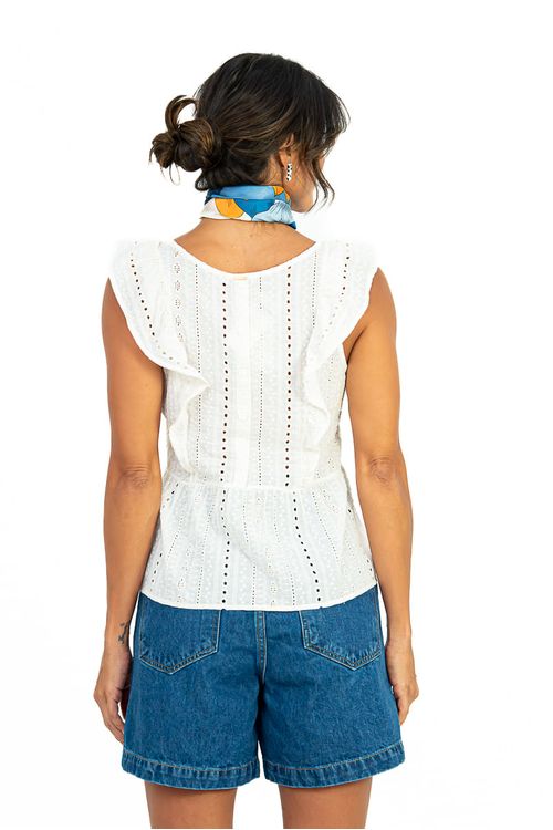 Vista traseira da blusa em algodão laise exibindo o recorte peplum e o fechamento por botões nas costas