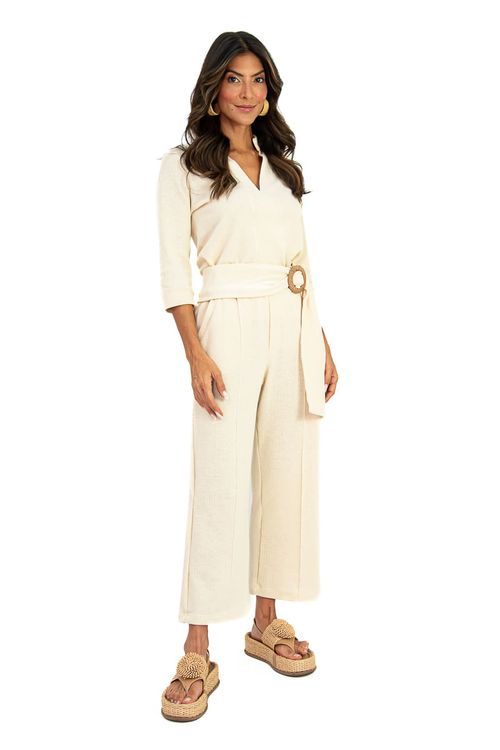 Mulher com calça pantacourt baunilha em malha Heritage com faixa de cintura e sandália flatform - vista frontal inteira