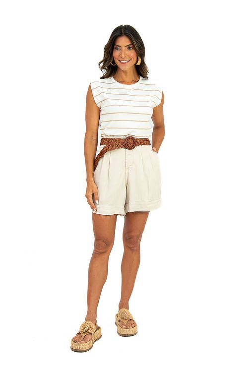 Blusa-canoa-listrada-bege---vista-frontal-corpo-inteiro-caimento-fluido-comprimento-ate-a-cintura-e-barra-reta