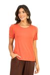 Blusa feminina cerâmica vista frontal em malha visco tricot, decote U, meia manga e detalhe de falsa prega frontal
