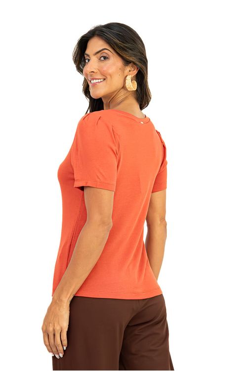 Blusa feminina cerâmica vista lateral/traseira mostrando caimento fluido e corte reto