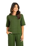 Blusa-feminina-verde-floresta-em-malha-viscose-vista-frontal-com-decote-canoa-e-meia-manga-com-punho-e-botao-look-completo-com-calca-combinando.