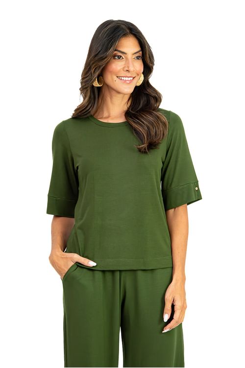 Blusa-feminina-verde-floresta-em-malha-viscose-vista-frontal-com-decote-canoa-e-meia-manga-com-punho-e-botao-look-completo-com-calca-combinando.