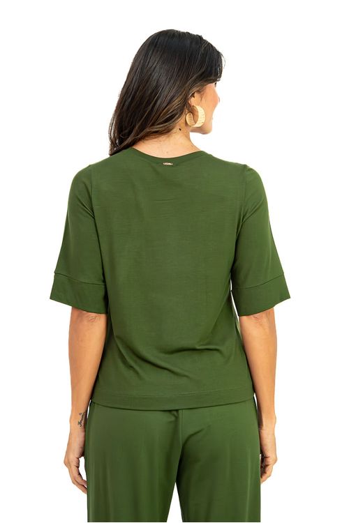 Vista-traseira-da-blusa-Florida-em-tom-verde-floresta-mostrando-barra-reta-e-caimento-regular-em-malha-viscose.
