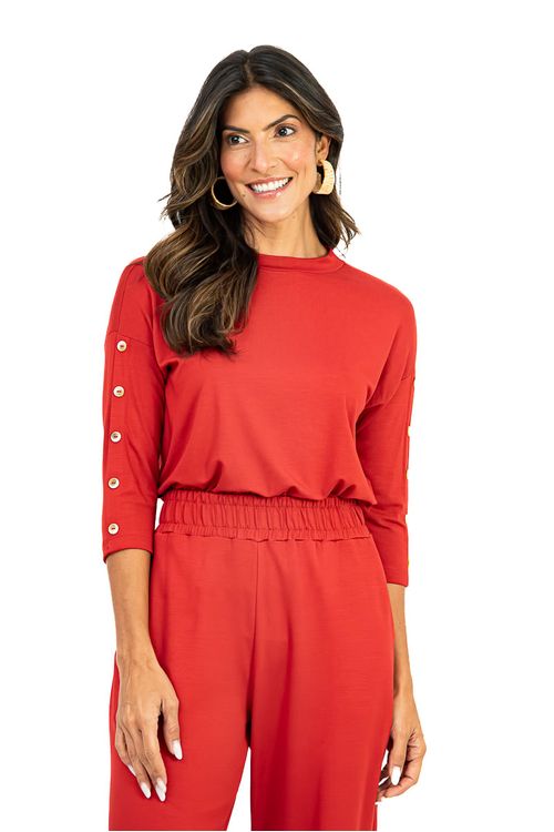 Modelo-com-as-maos-nos-bolsos-demonstrando-bolsos-faca-na-calca-reta-terracota-e-o-conforto-do-tecido-malha-viscose