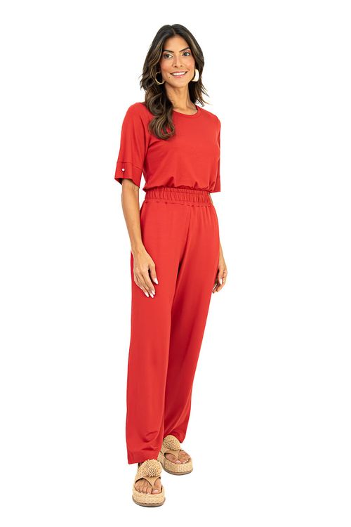 Detalhe-lateral-da-blusa-terracota-mostrando-o-caimento-fluido-da-malha-viscose-e-acabamento-do-punho-com-botao.