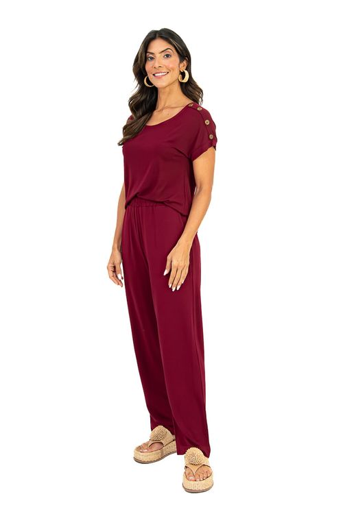 Visual detalhado frontal da blusa bordô mostrando manga media com punho e o caimento fluido do tecido