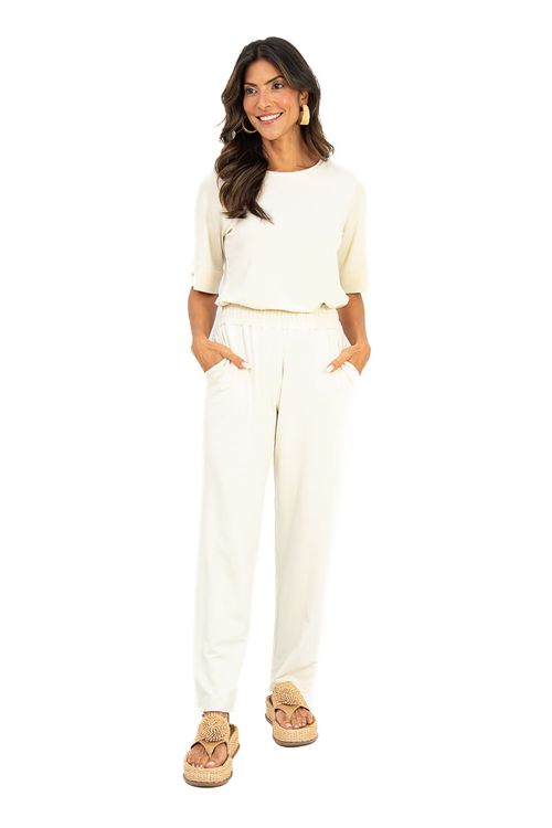 Look completo com blusa gola canoa baunilha e calça de cós elástico na mesma tonalidade, visual casual chique