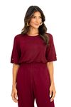 Close-up da blusa Flórida bordô com decote canoa, meia-manga com punho e botão, em malha viscose de caimento fluido