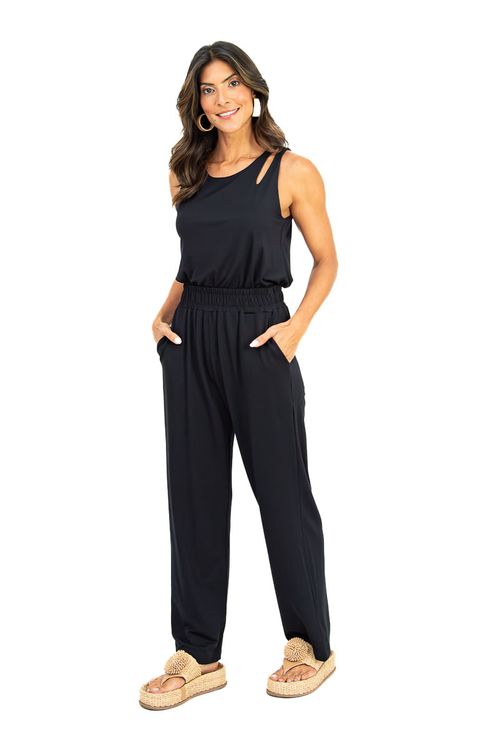 Look completo com regata preta e calça preta de cós elástico, modelo em pé mostrando proporção e comprimento da peça