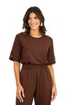 Blusa feminina Flórida em malha viscose cor expresso vista frontal, decote canoa e meia-manga com punho e botão, blusa marrom viscose feminina