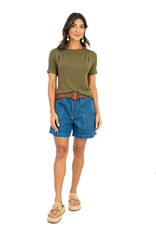 Detalhe-lateral-da-blusa-verde-militar-com-meia-manga-caimento-regular-e-barra-reta-em-malha-viscose-tricot