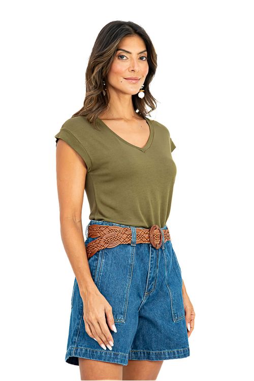 Modelo-usando-blusa-manga-japonesa-verde-militar-em-malha-viscose-tricot-vista-lateral-mostrando-decote-em-V-e-caimento-regular-com-shorts-jeans-cintura-alta