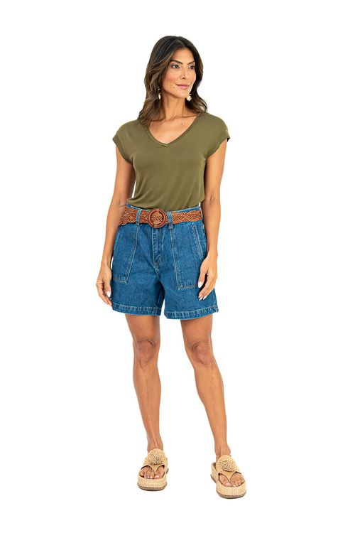 Visao-frontal-da-blusa-verde-militar-com-decote-em-V-e-manga-japonesa-composicao-com-cinto-trancado-e-sandalias.