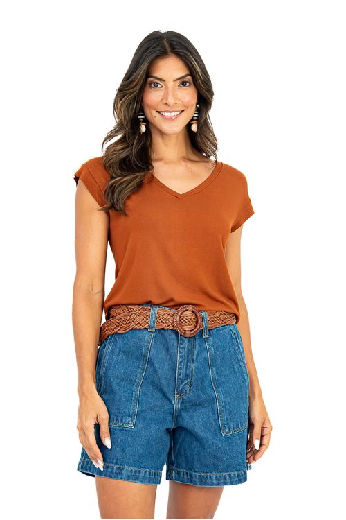 Blusa-feminina-chocolate-decote-em-V-em-malha-viscose-tricot---close-frontal-mostrando-caimento-fluido-e-acabamento-da-manga-japonesa.