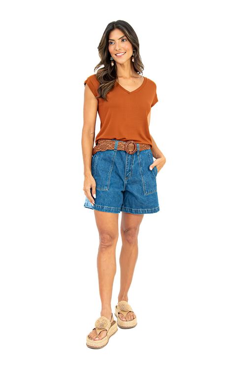 Modelo-usando-blusa-manga-japonesa-chocolate-com-shorts-jeans-cintura-alta-e-cinto-trancado-destaque-para-o-decote-em-V-e-o-caimento-leve-da-peca.