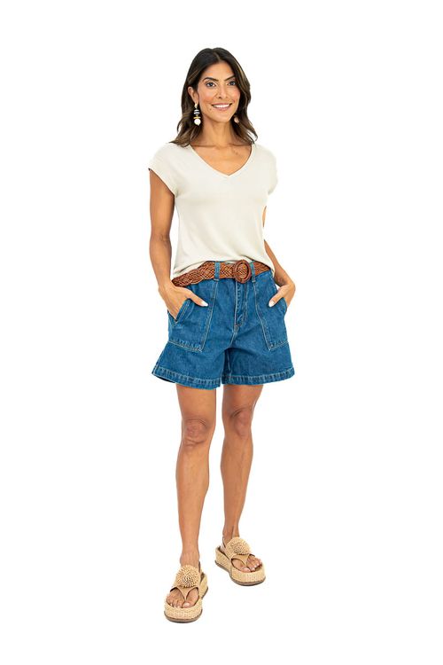 Modelo-usando-blusa-gelo-com-decote-em-V-e-meia-manga-japonesa-vista-frontal-completa-styling-com-short-jeans-cintura-alta-e-cinto-trancado.