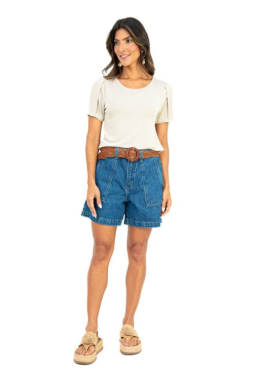 Look completo com blusa gelo de meia manga e decote U combinada com shorts jeans cintura alta e cinto trançado, visual casual moderno