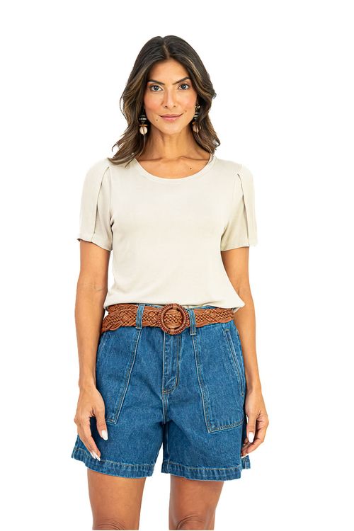 Blusa feminina gola U cor gelo em malha visco tricot, meia manga com detalhe de falsa prega frontal vista em look completo com short jeans.