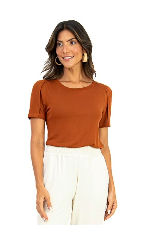Close-da-blusa-feminina-chocolate-em-malha-viscose-tricot-destacando-decote-U-meia-manga-e-detalhe-de-falsa-prega-frontal