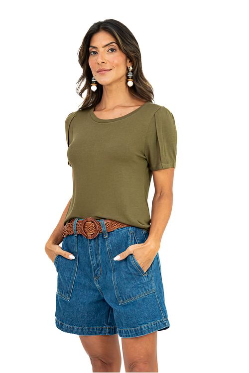 Blusa feminina verde militar em malha visco tricot vista frontal, decote U e prega frontal discreta, manga meia levemente bufante, acabamento limpo