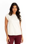 Blusa feminina baunilha sem mangas com decote franzido e ombro deslocado, detalhe do caimento fluido em malha Visup Light New, vista frontal