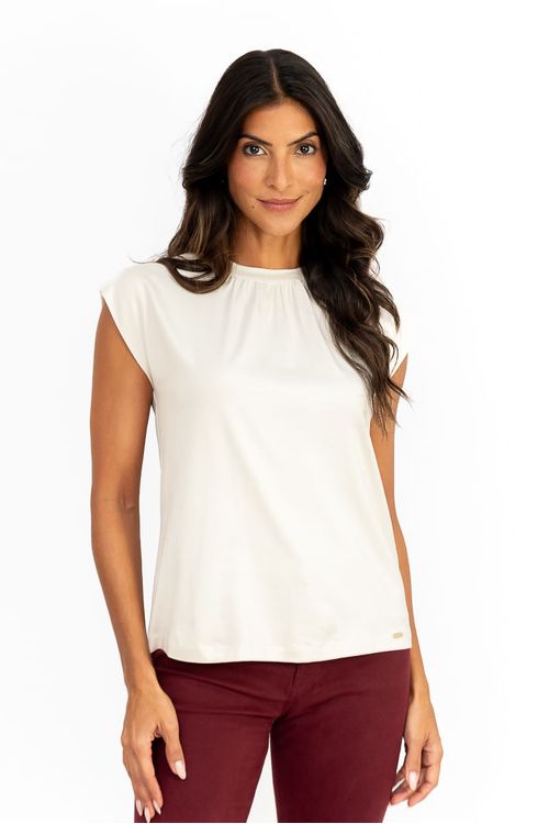 Blusa feminina baunilha sem mangas com decote franzido e ombro deslocado, detalhe do caimento fluido em malha Visup Light New, vista frontal