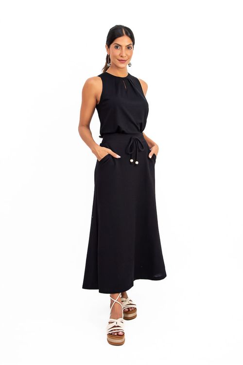 Look completo: regata preta detalhe gota combinada com saia midi preta de cordão e sandália plataforma, visual elegante e confortável.