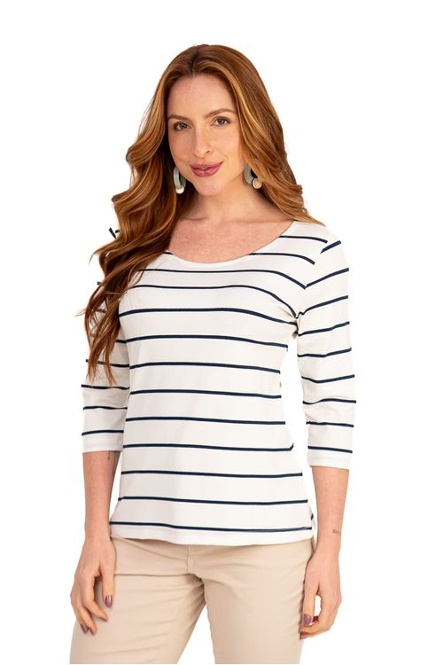 Blusa-basica-listrada-marinho-vista-frontal-com-decote-canoa-e-manga-3-4-em-malha-viscose-crepe