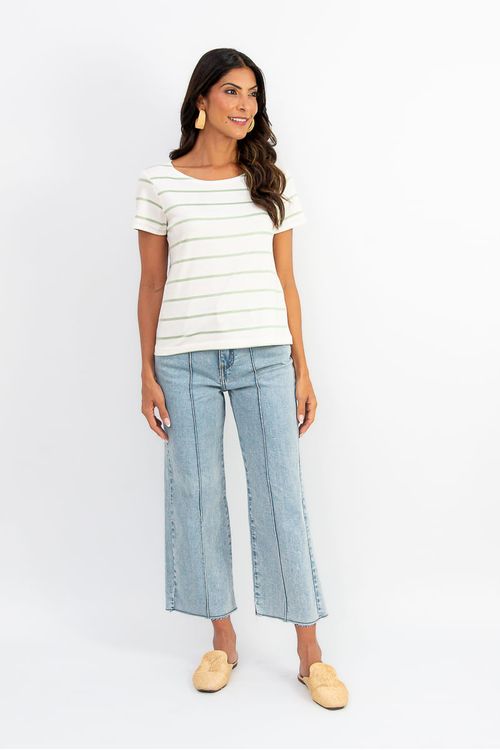 Modelo-em-pe-usando-blusa-listrada-verde-decote-canoa-combinada-com-calca-jeans-cropped-de-lavagem-clara-e-mule-nude-look-casual-elegante.