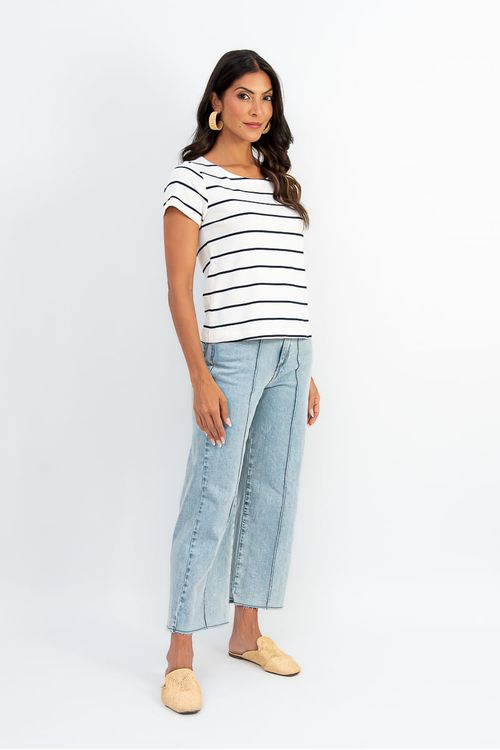 Look-completo-com-blusa-listrada-Uno-marinho-decote-canoa-combinada-com-calca-jeans-cropped-e-mule-bege-vista-lateral-em-estudio