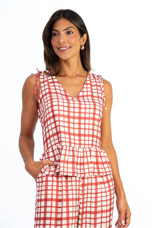 Blusa xadrez vermelho e branco em viscose crepe vista frontal com decote em V, alças largas para amarração e barra peplum.