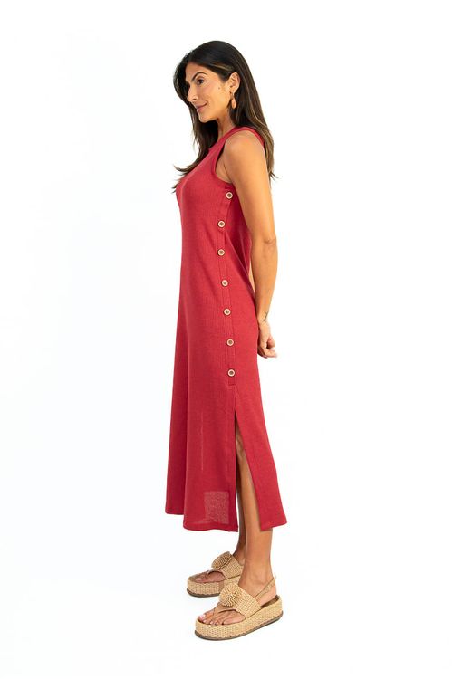 Vestido midi canelado cereja vista lateral com patte de botões laterais e fenda, malha Heritage