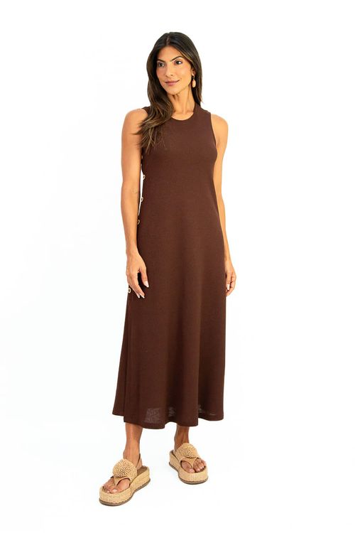 Dress midi em malha Heritage cor marrom café visto de frente com decote canoa e ombros largos.