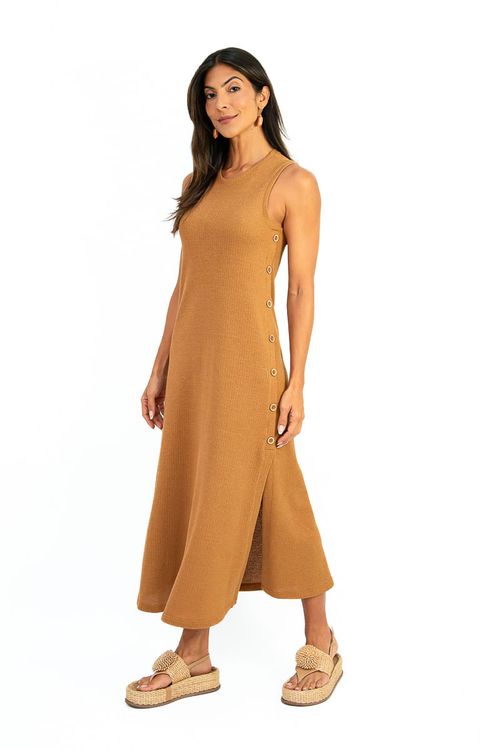 Modelo vestindo vestido midi caramelo em malha Heritage com decote canoa, botões laterais e fenda, visto em três quartos com sandália plataforma de palha sobre fundo branco - vestido midi caramelo malha Heritage