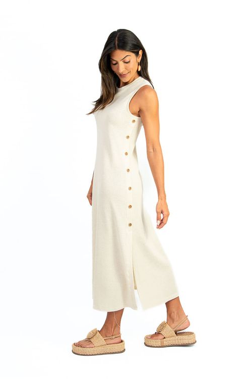 Vestido midi baunilha Heritage em malha texturizada, vista lateral mostrando patte falsa com botões laterais e fenda, modelo usando sandália plataforma natural - vestido canoa malha