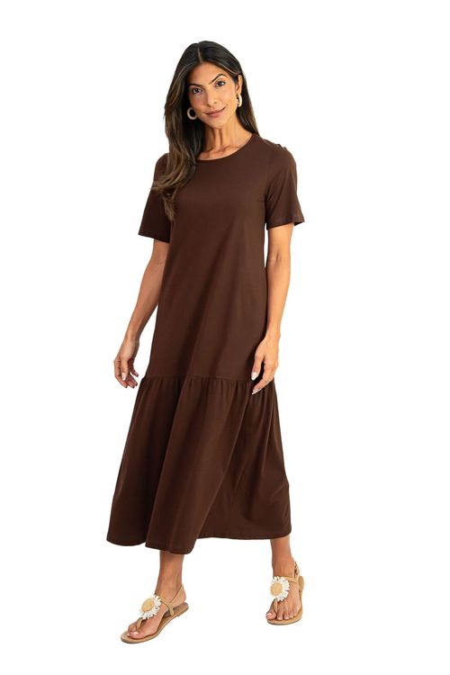 Vestido midi marrom expresso em malha 100% algodão penteado com decote canoa e barra franzida — look midi casual e elegante
