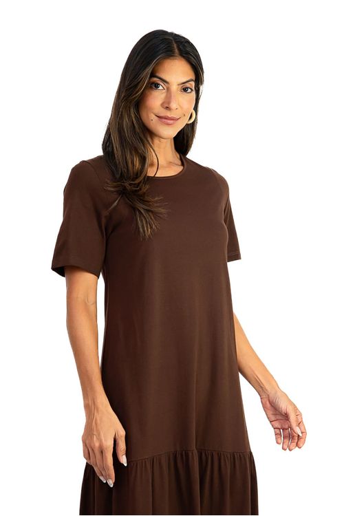 Close no decote canoa e na meia manga do vestido midi em malha algodão, mostrando acabamento liso e toque macio