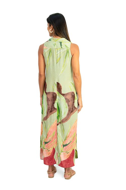 Vestido-Poesia---vista-traseira-completa-mostrando-pala-nas-costas-estampa-barrada-de-folhagens-e-fendas-laterais-em-tecido-viscose-verde-claro