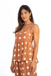 Bata-Esferas-COOKIE-em-viscose-slub-terracota-com-bolinhas-brancas-vista-lateral-alcas-finas-regulaveis-e-pala-franzida-look-leve-de-verao