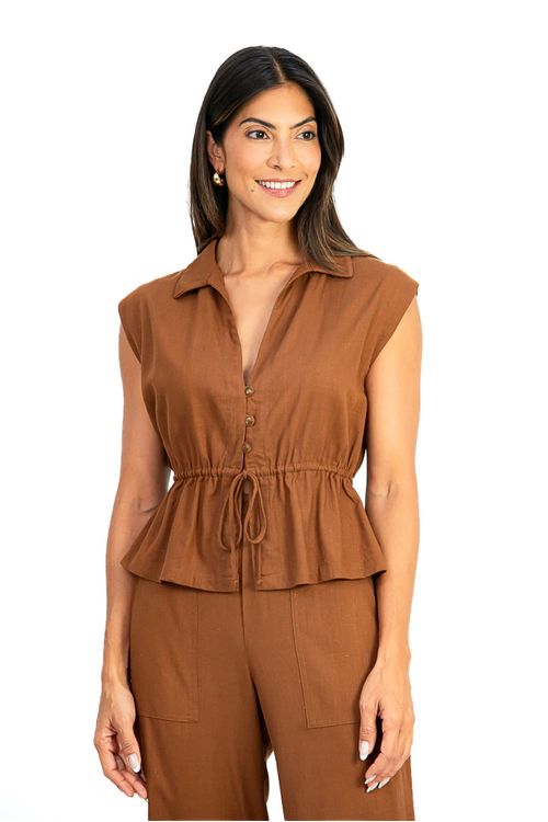Close-up da Blusa Amélia Cropped em linho chocolate mostrando gola clássica, botões frontais e cordão ajustável na cintura