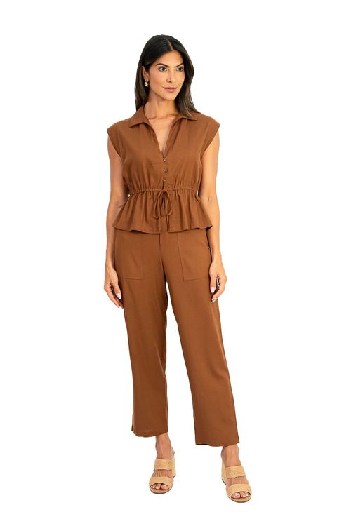 Visão frontal da Blusa Amélia Cropped em linho chocolate com barra peplum e caimento leve sem mangas