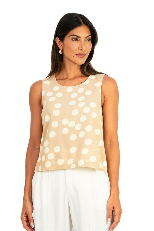 Blusa cropped viscose linho bege com estampa de bolinhas off white, vista frontal em modelo; decote canoa, sem mangas e barra reta - blusa cropped bolinhas viscose