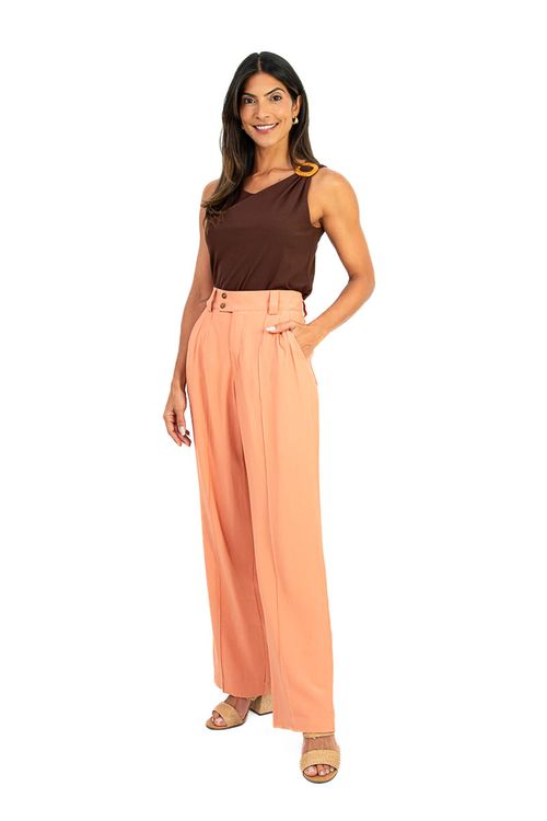 Modelo-vestido-com-calca-de-alfaiataria-Copacabana-pessego-pantalona-com-pregas-frontais-cos-transpassado-e-bolsos-faca--combinado-com-sandalia-anabela-bege.