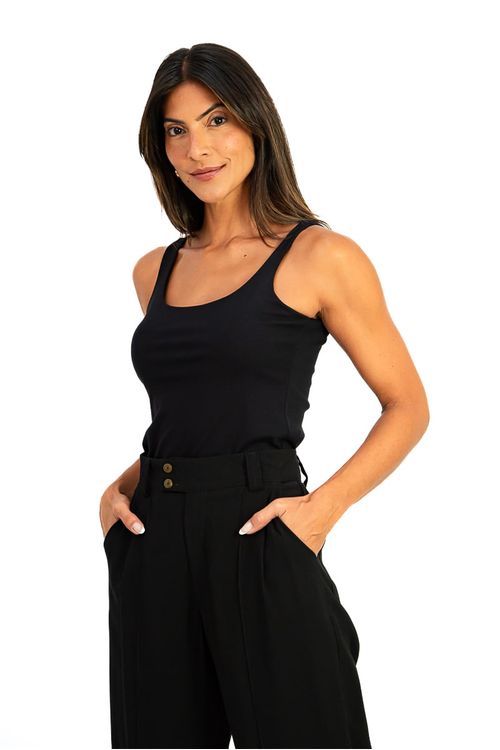 Regata feminina preta decote quadrado em malha de viscose, vista meia-corpo mostrando alças médias e caimento leve.