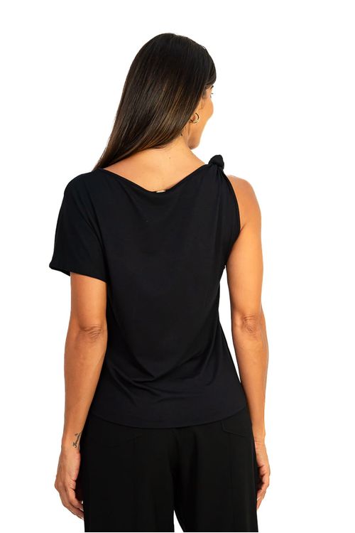 Blusa Nó Visup preta vista traseira mostrando manga morcego assimétrica, barra reta e caimento suave