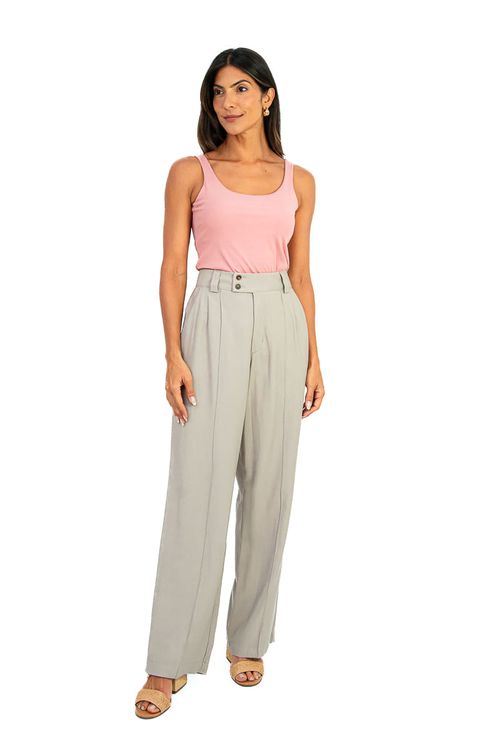 Regata decote quadrado blush em viscose em conjunto com calça alfaiataria bege de cintura alta e sandália, modelo em pé corpo inteiro