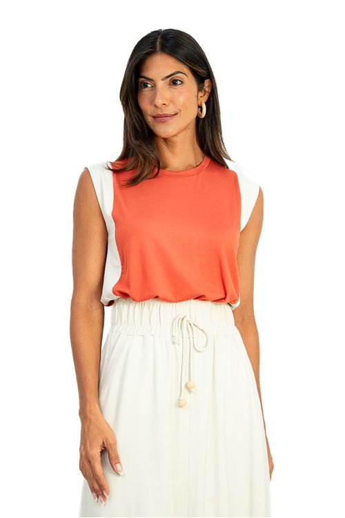 Blusa bicolor Cerâmica sem mangas em malha de viscose Visup Light New com recorte lateral branco, vista frontal com decote careca