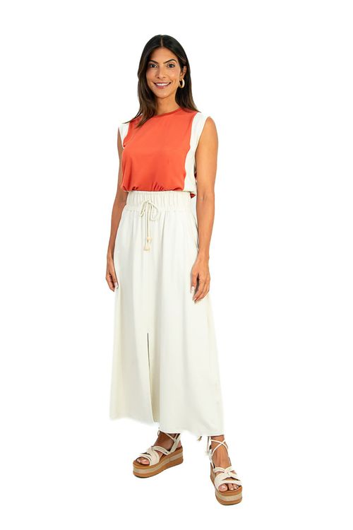 Look completo com blusa bicolor Cerâmica combinada a calça ampla creme de cós elástico e sandália plataforma, styling casual